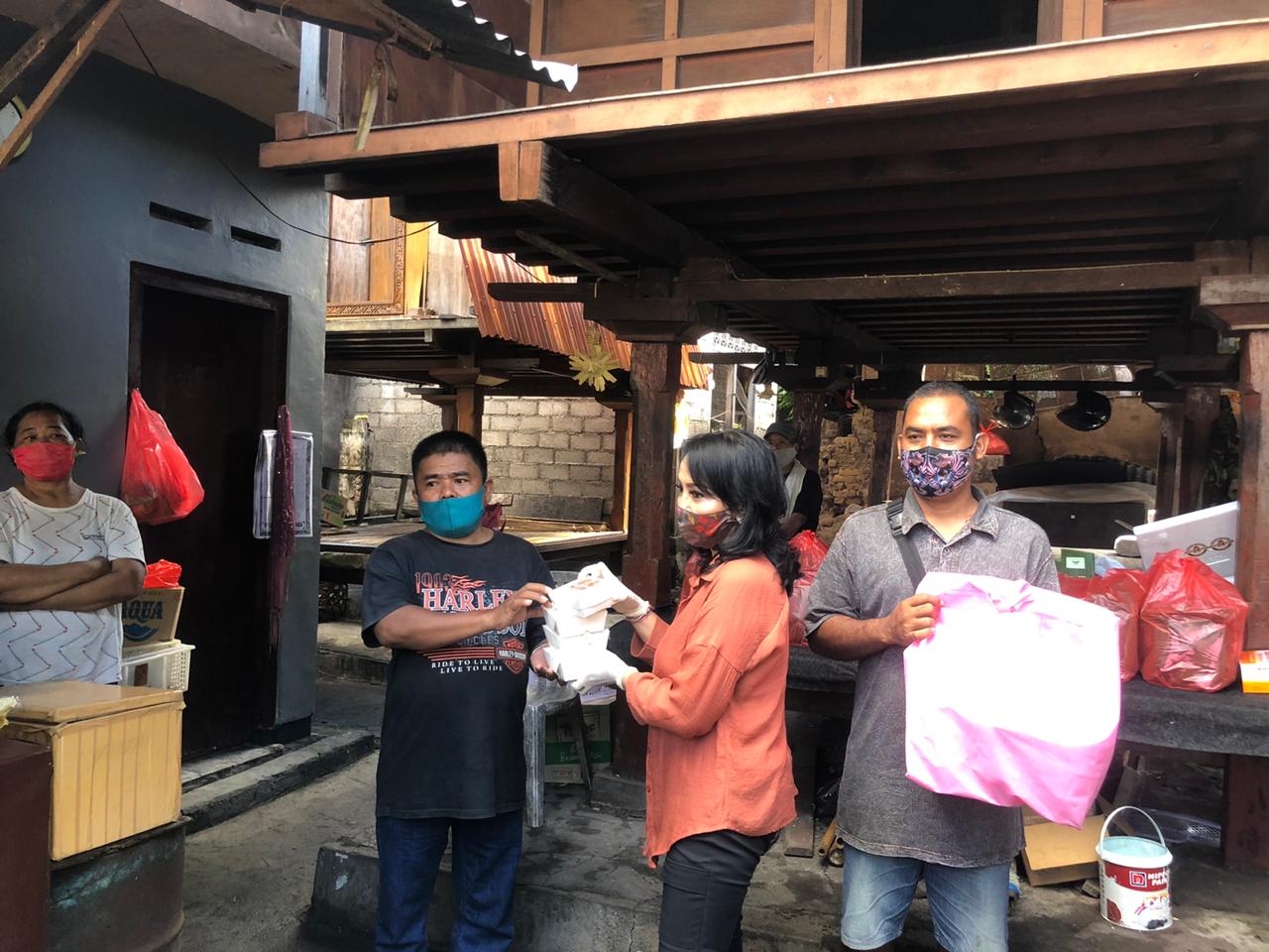 Berbagi bersama membantu warga terdampak Covid-19 di Kota Denpasar