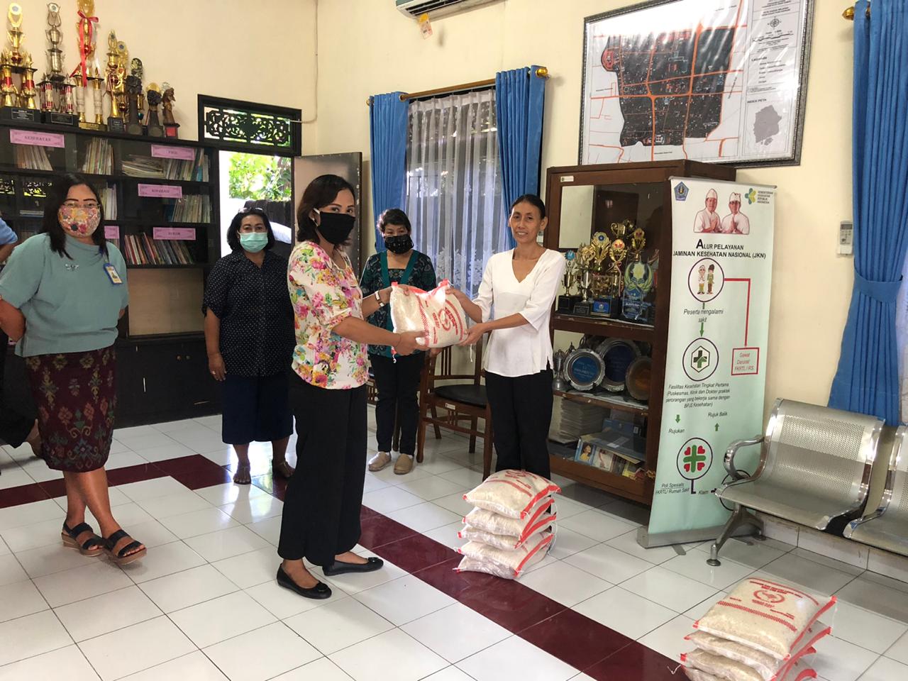 Penyerahan bantuan beras Ketua TP PKK Provinsi Bali