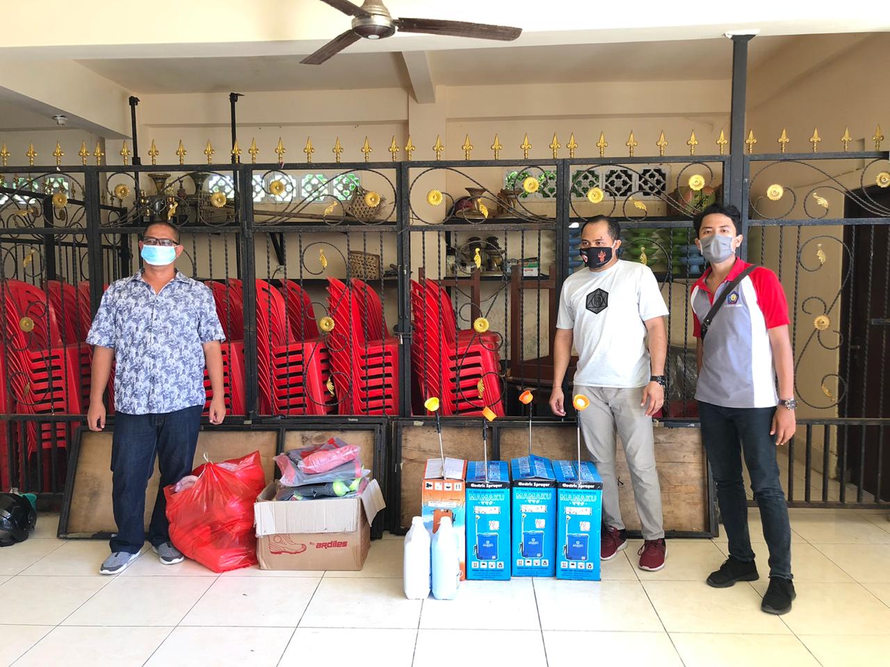 PENYERAHAN ALAT APD, SPRAYER, HAND SANITIZER, THERMAGUN DAN VITAMIN 