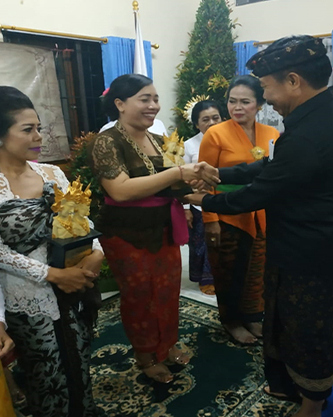 Penyerahan Piala Peserta Lomba Dalam Rangka Bulan Bahasa Bali