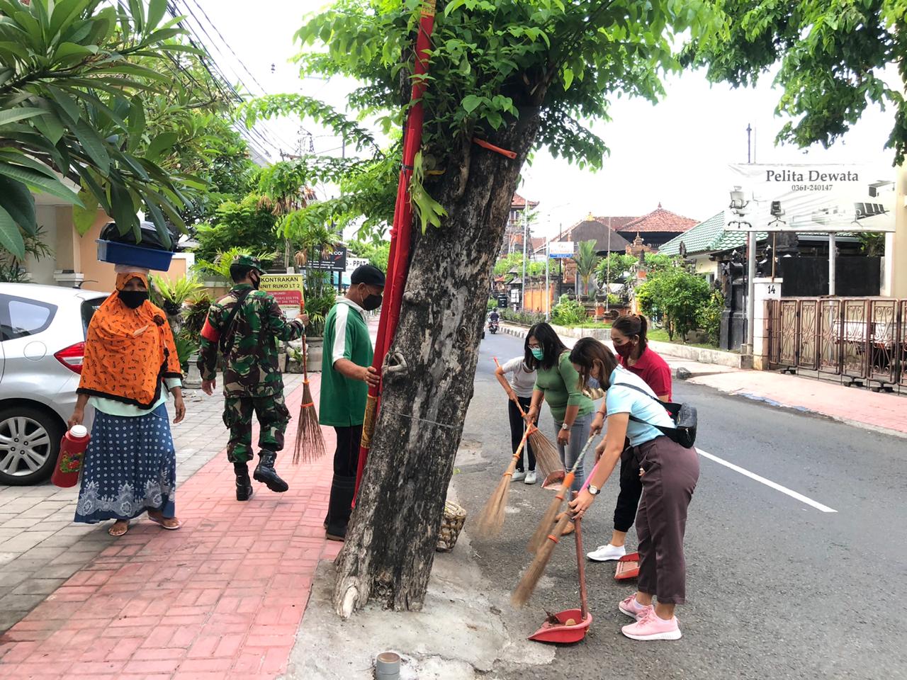 KEGIATAN JUMAT BERSIH DI JL. SUTOYO