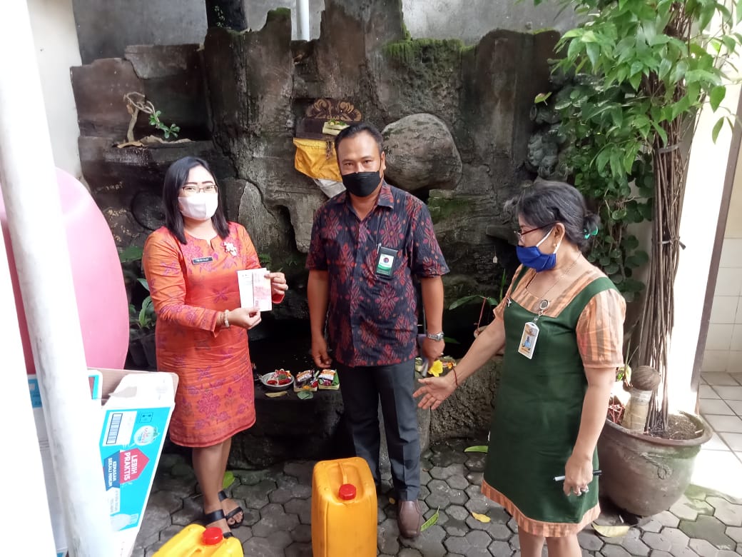 KEGIATAN PENGAMBILAN MINYAK JELANTAH OLEH SINAR BUMI MENGHIJAU