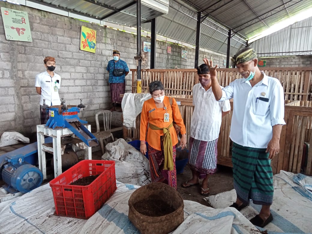 KUNJUNGAN PERBEKEL KE TEMPAT SWAKELOLA SAMPAH DESA SUMERTA KAJA
