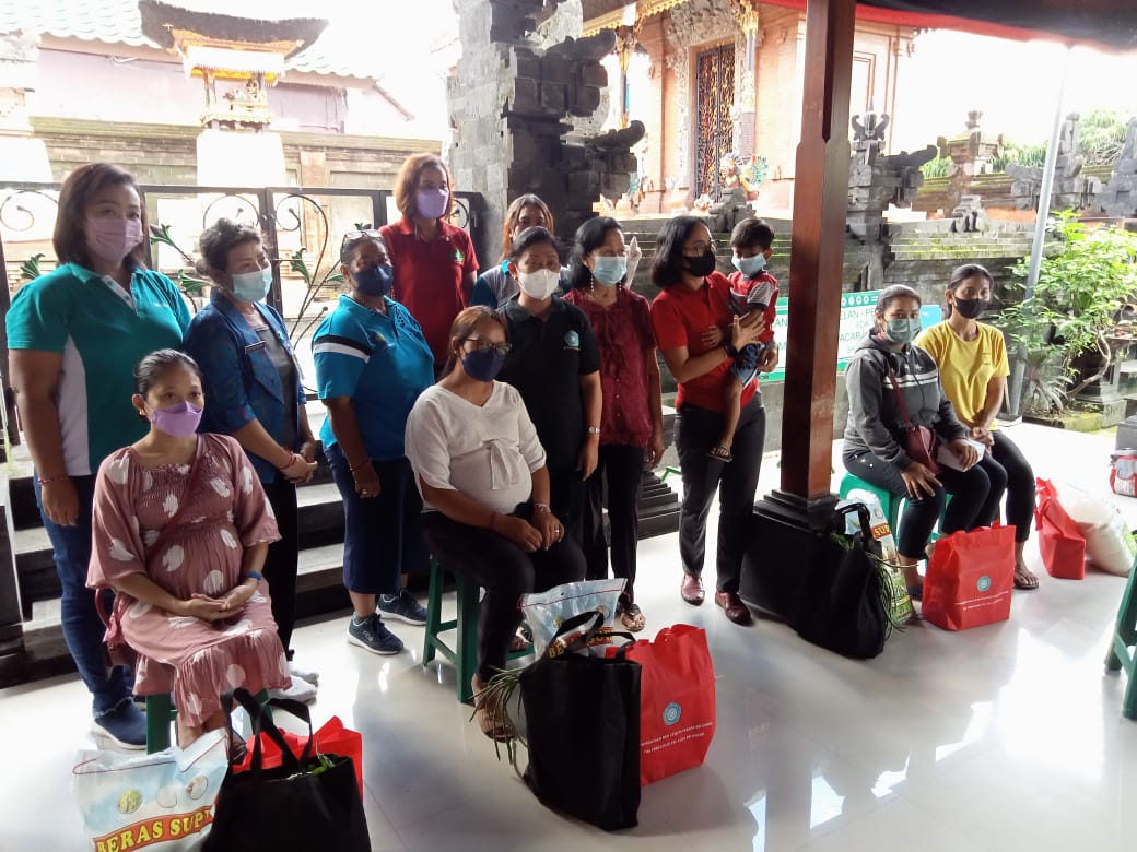 PEMBERIAN BANTUAN PMT KEPADA BALITA DAN IBU HAMIL WARGA DESA DAUH PURI KANGIN
