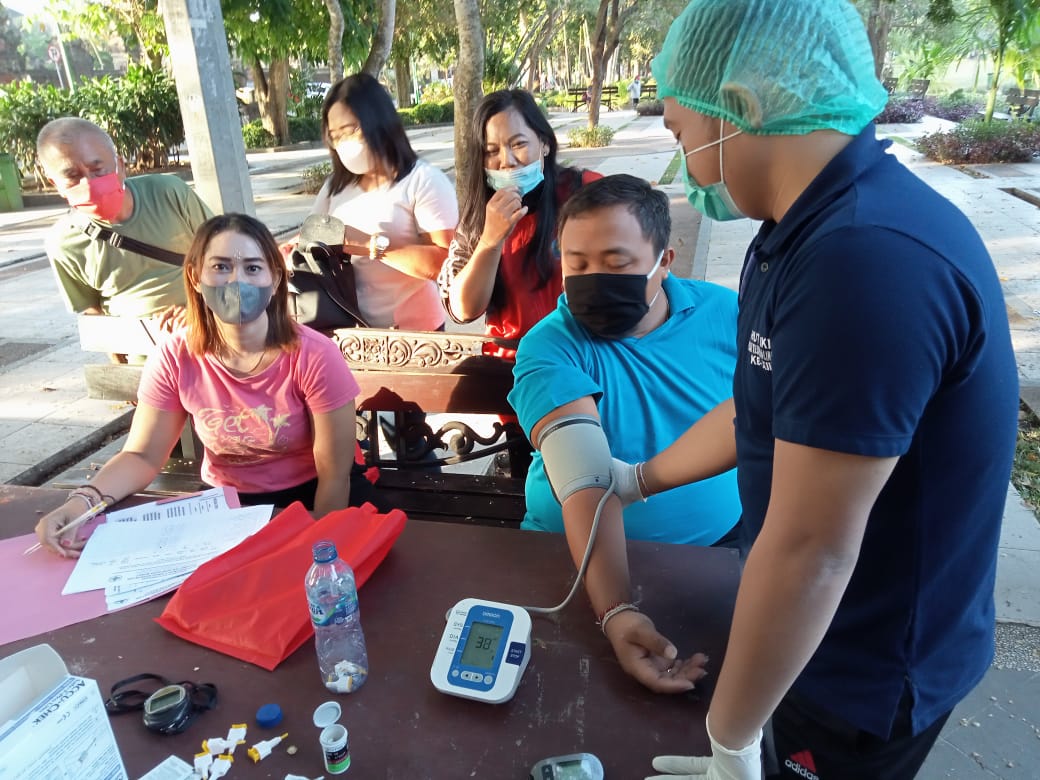 PEMERIKSAAN PENGUKURAN KEBUGARAN JASMANI PERANGKAT DESA DAN STAF DESA DAUH PURI KANGIN