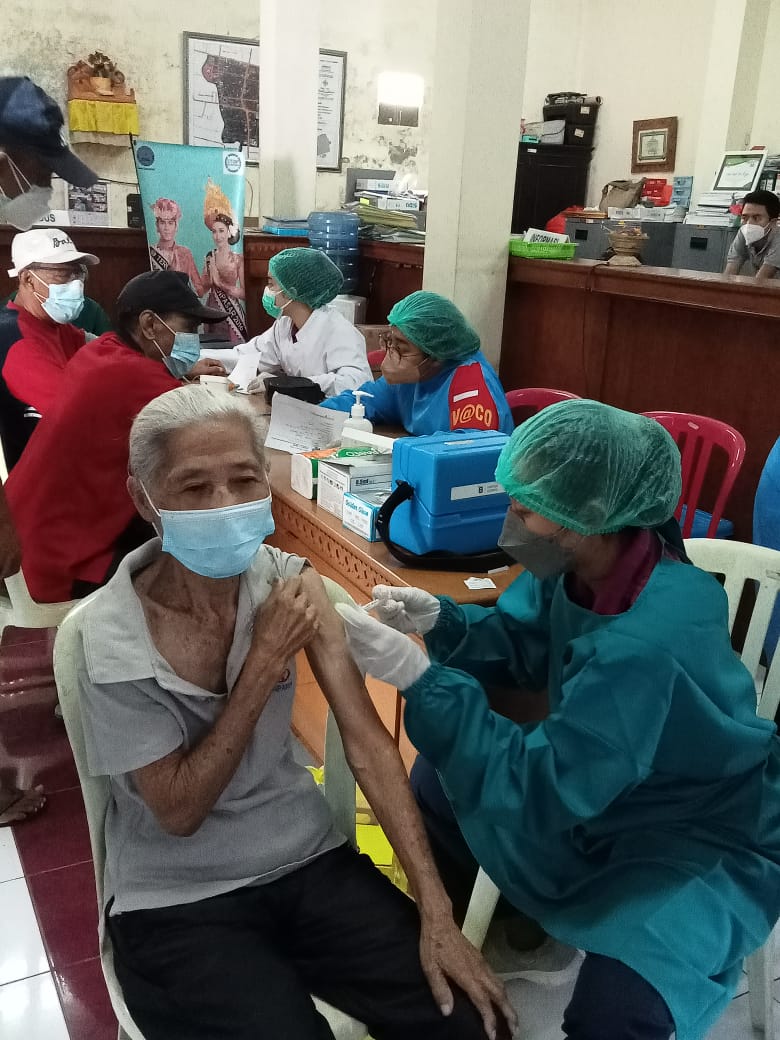 KEGIATAN VAKSINASI KE-1 COVID-19 DESA DAUH PURI KANGIN