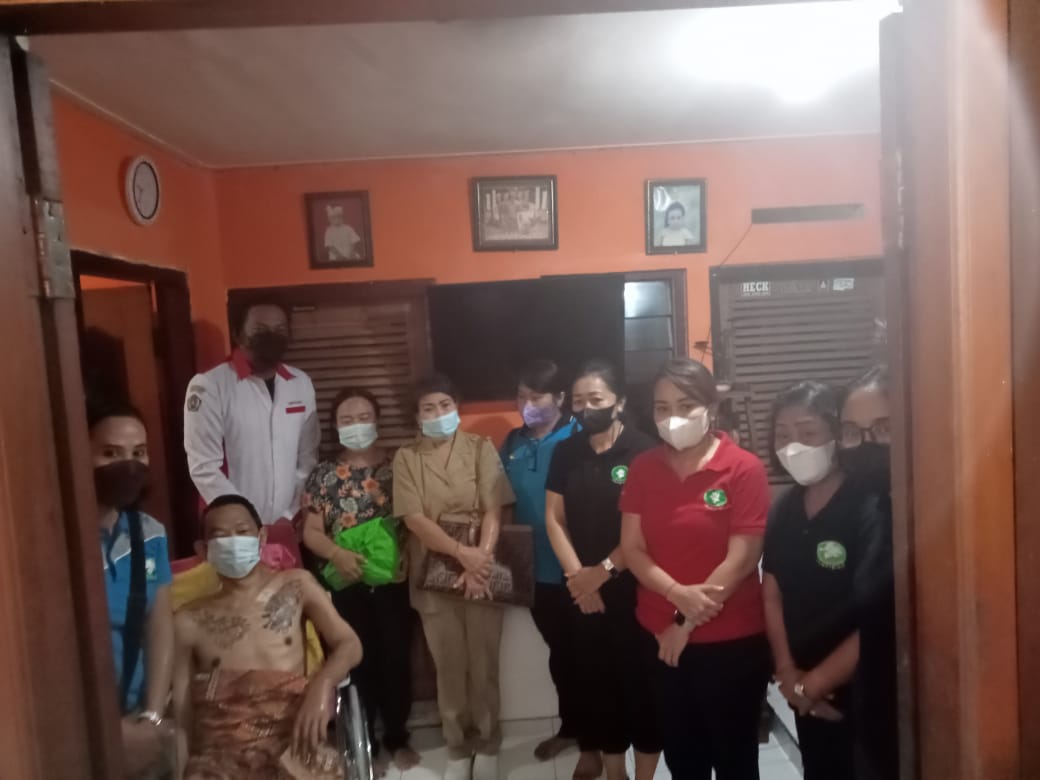 PENYERAHAN ALAT BANTU KURSI RODA DAN MASKER DARI KKKS KOTA DENPASAR