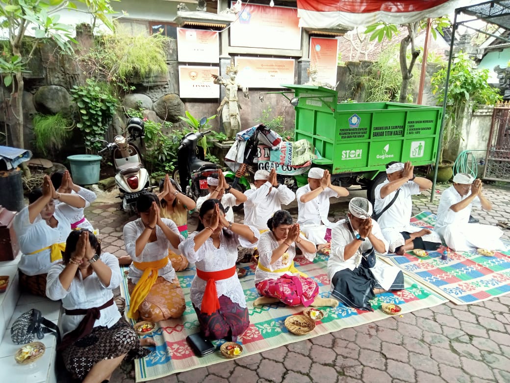 Persembahyangan bersama Rahina Tumpek Wayang