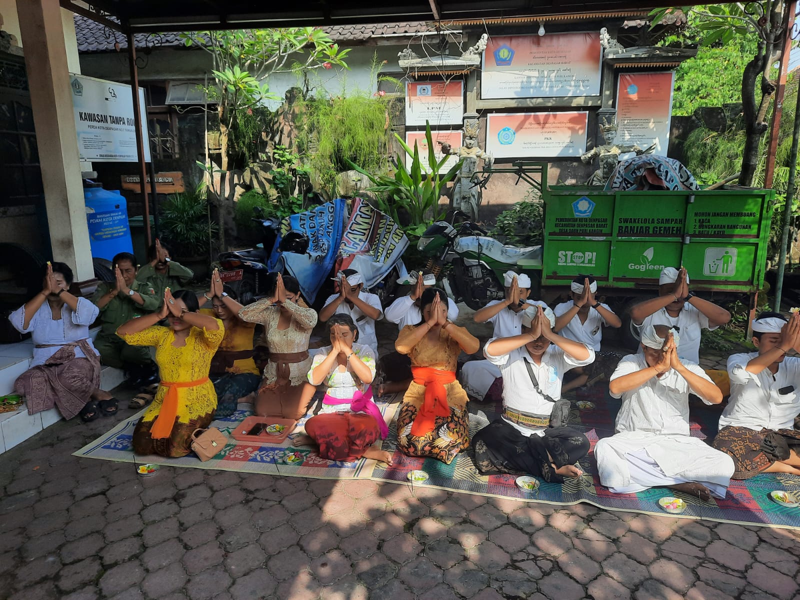 Kegiatan sembahyang bersama memperingati Rahinan Tumpek Uye/Kandang