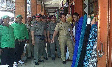 Satpol PP Tertibkan  Reklame dan Pedagang Liar 