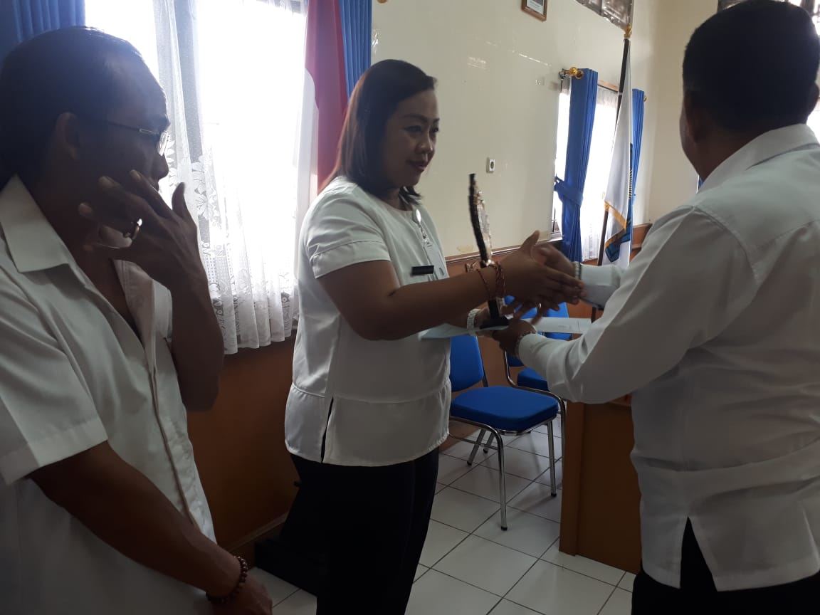 Penyerahan Hadiah Lomba PSN Se Desa Dauh Puri Kangin