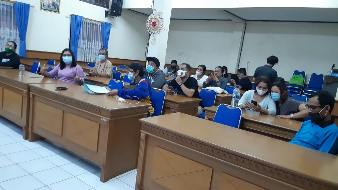 KEGIATAN NONTON BERSAMA LIVE STREAMING VIRTUAL INAUGURASI DENPASAR FESTIVAL XIII "KREATIFITAS MERETAS BATAS"