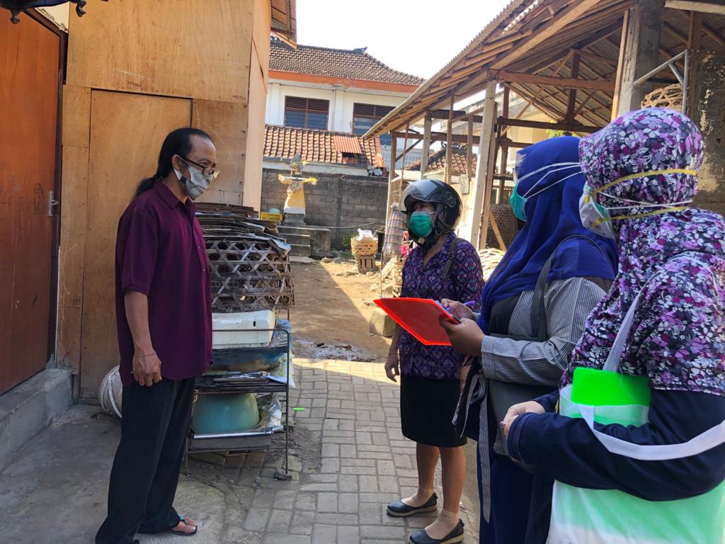 PENGECEKAN PENDUDUK YANG MASIH MENJALANI ISOLASI OLEH RELAWAN DINAS KESEHATAN DENPASAR
