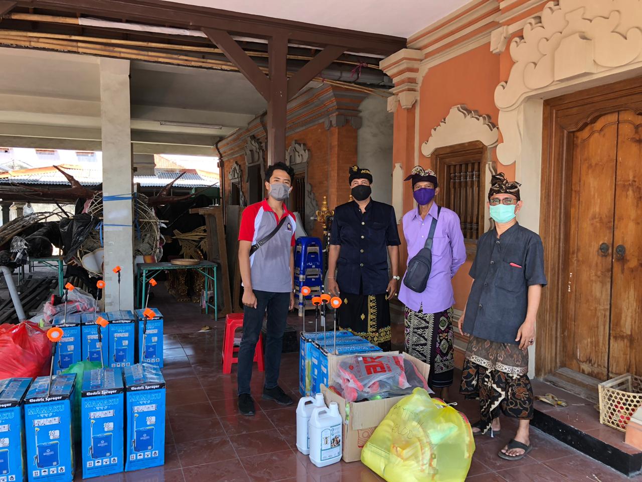 KEGIATAN PENYERRAHAN ALAT APD, SPRAYER, HAND SANITIZER, THERMAGUN DAN VITAMIN KE 5 DUSUN DI DESA DAUH PURI KANGIN