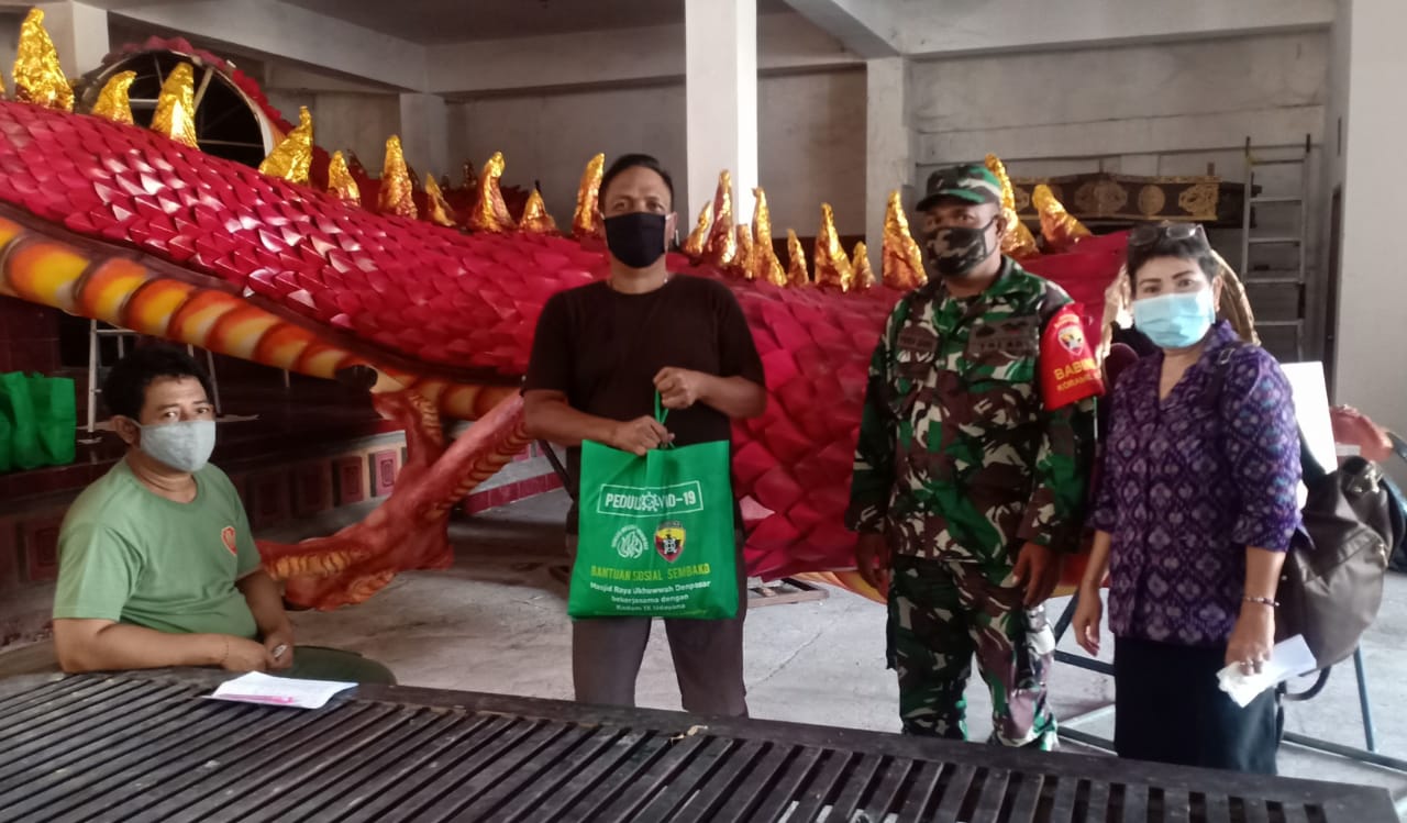 PENYERAHAN SEMBAKO BANTUAN UNTUK WARGA DAUH PURI KANGIN