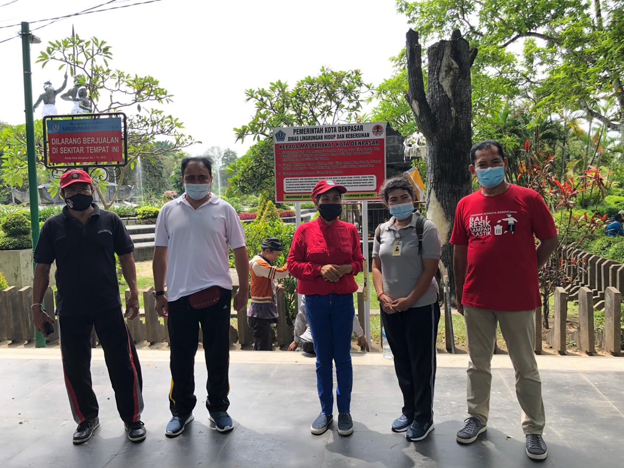 PEMASANGAN PAPAN LARANGAN DI LAPANGAN PUPUTAN (GUSTI NGURAH AGUNG)