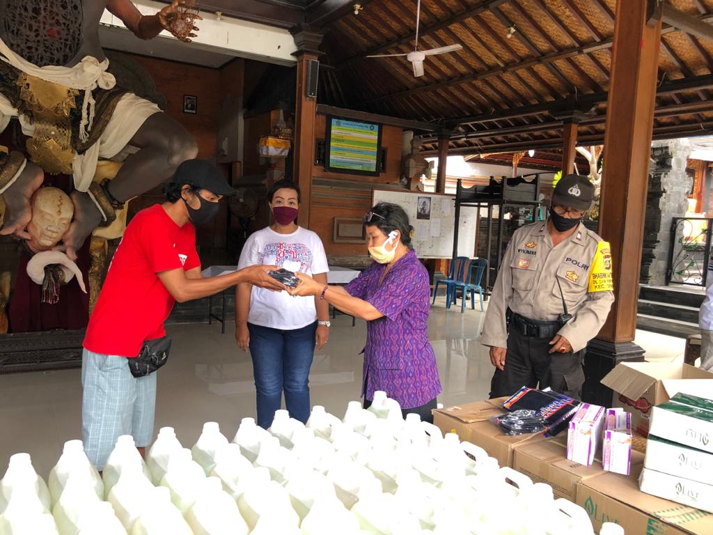 PEMBERIAN BANTUAN DESINFEKTAN DI DUSUN GEMEH