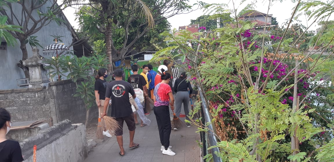 GOTONG ROYONG DALAM RANGKA HARI BERSIH SEDUNIA 