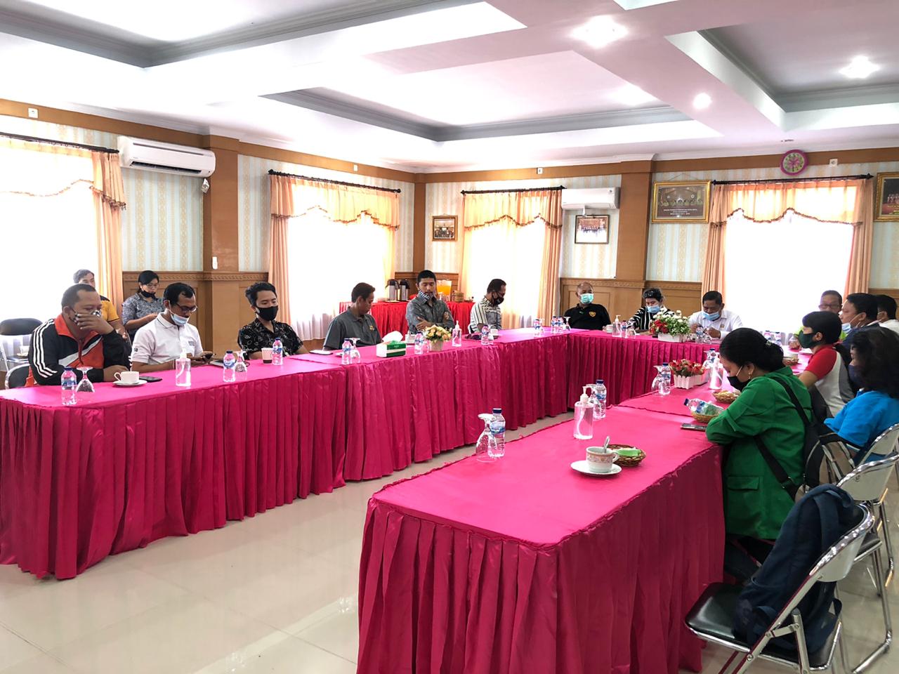 KUNJUNGAN MENGENAI SWAKELOLA SAMPAH KE KANTOR PERBEKEL DESA SIDAKARYA
