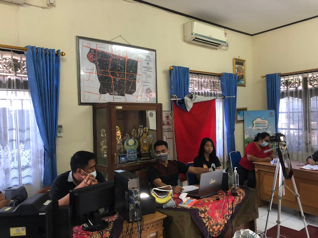 PEREKAMAN DAN PENCETAKAN KTP-EL YANG BERTEMPAT DI KANTOR DESA DAUH PURI KANGIN