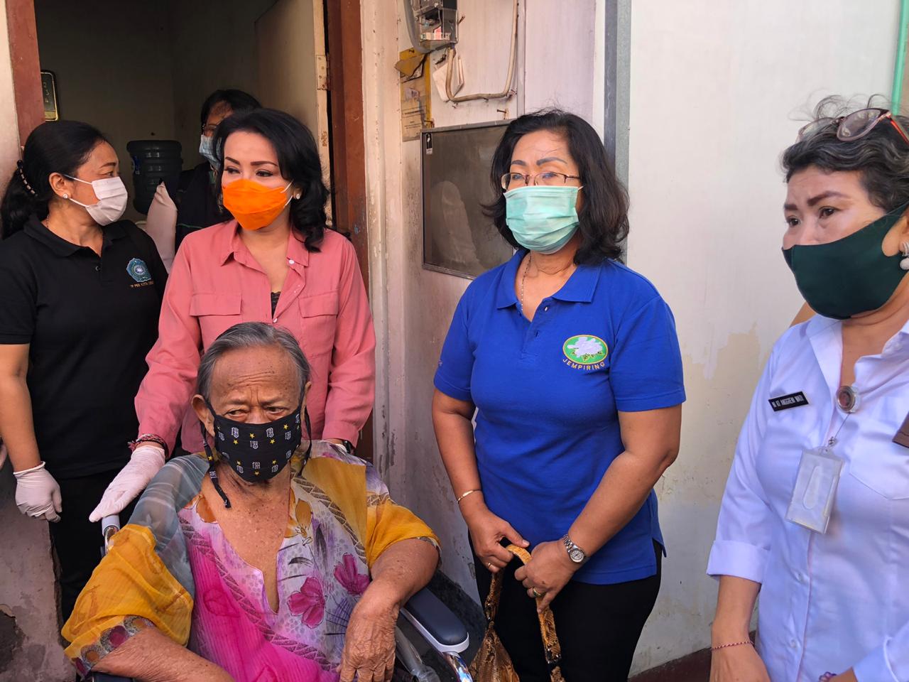 PENYERAHAN ALAT BANTU KESEHATAN DARI KKKS (KOORDINATOR KEGIATAN KESEJAHTERAAN SOSIAL)