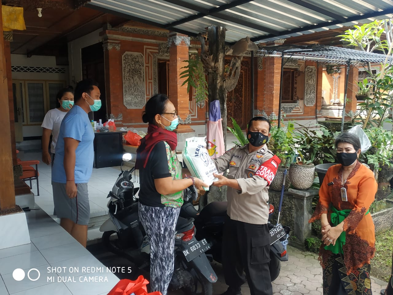 PEMBERIAN BANTUAN SEMBAKO KEPADA WARGA YANG TERPAPAR COVID-19