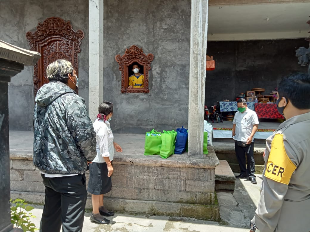 PEMBERIAN BANTUAN SEMBAKO KEPADA WARGA YANG MELAKUKAN ISOLASI MANDIRI