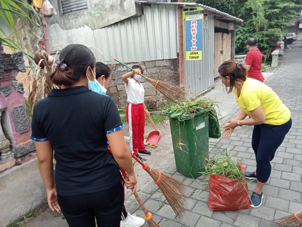 KEGIATAN GOTONG ROYONG DALAM RANGKA KUNJUNGAN WALIKOTA DENPASAR