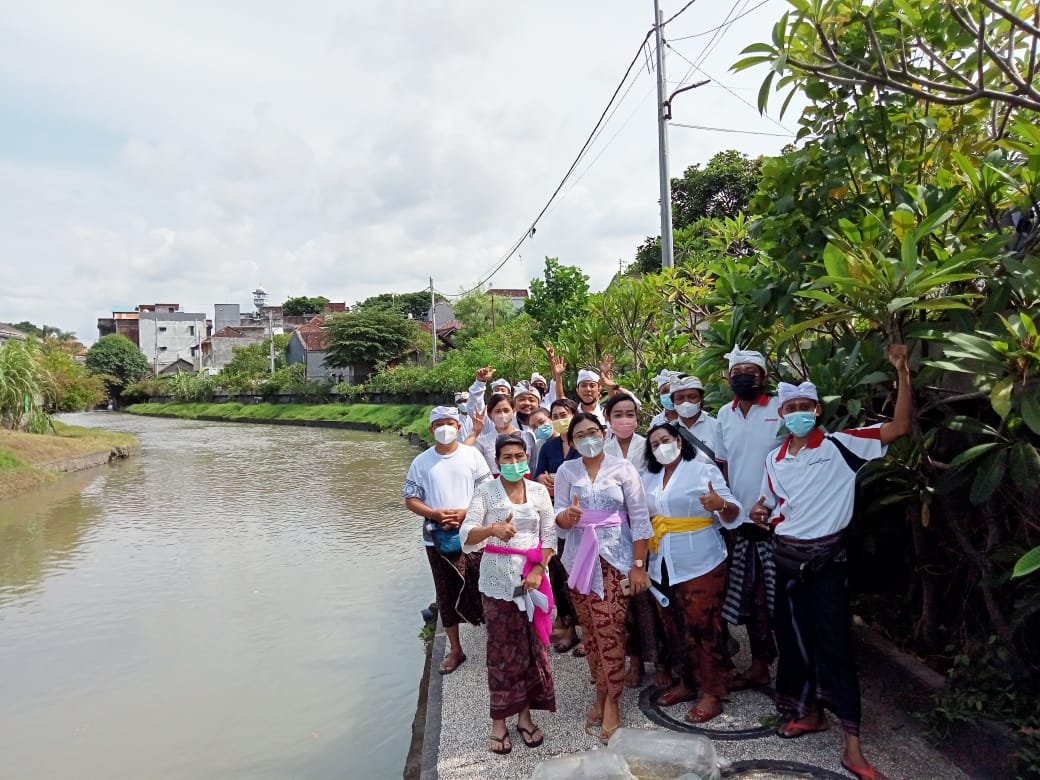 Kegiatan Persembahyangan Bersama dan Penebaran Benih Ikan